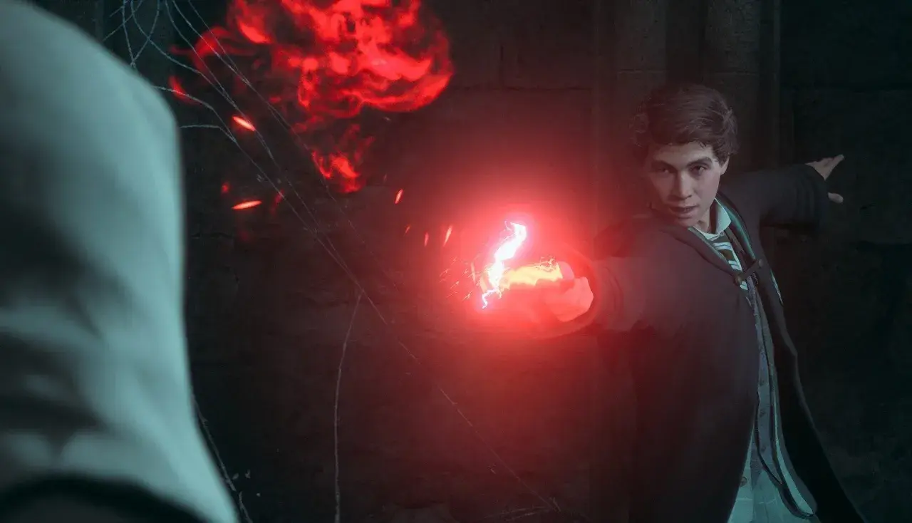 Uczeń Hogwartu w grze Hogwarts Legacy rzuca zaklęcie, które wygląda jak Avada Kedavra.