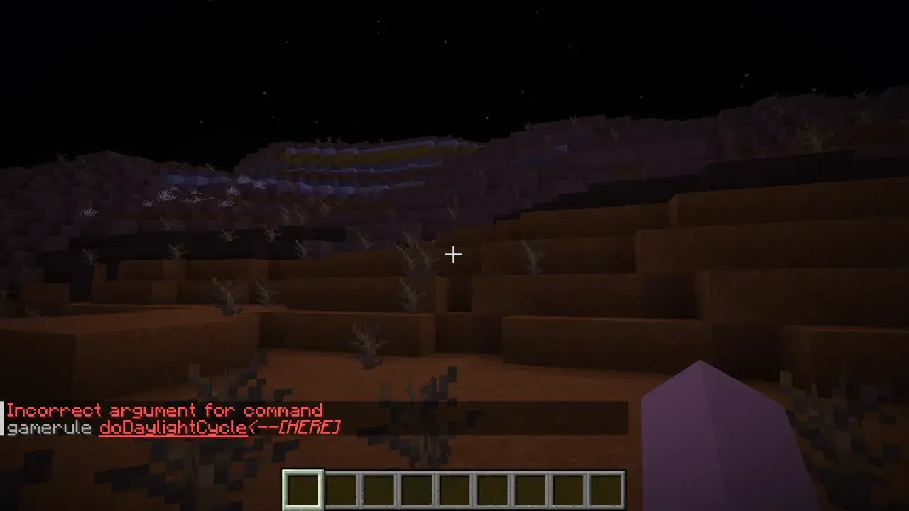 Nocny krajobraz w Minecraft. Gracz próbuje zmienić długość dnia, wpisując komendę, ale popełnia błąd.