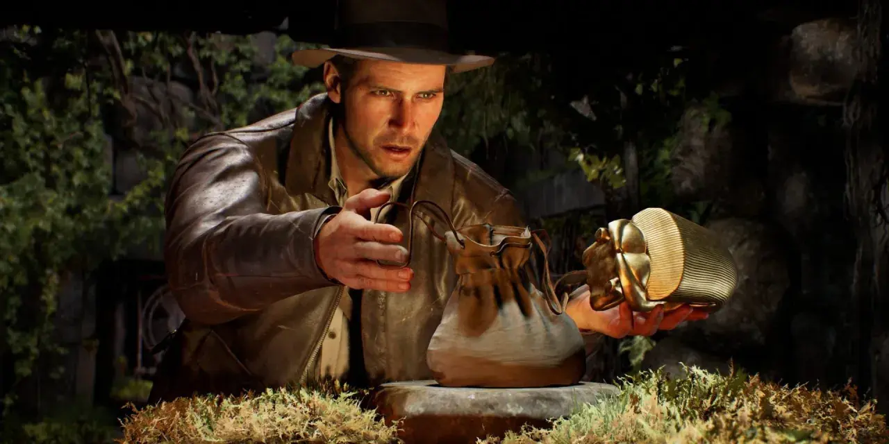 Indiana Jones i wielki krąg: archeolog z kapeluszem i skórzaną kurtką trzyma złoty artefakt w kształcie skarabeusza i skórzaną sakiewkę.