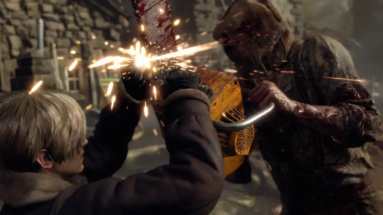 Leon walczy z potworem z piłą łańcuchową w Resident Evil 4 Remake. Iskry sypią się podczas starcia.