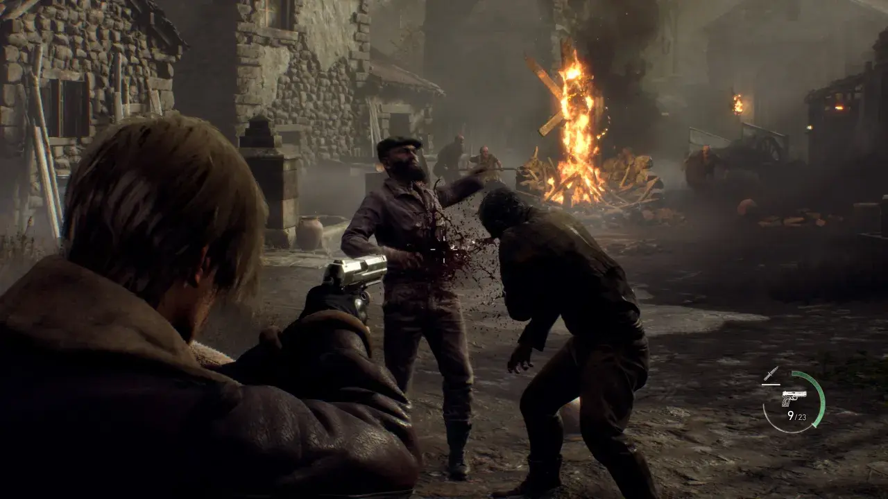 Leon strzela do wroga w Resident Evil 4 PS5. W tle płonie ognisko, a wioska jest w chaosie.