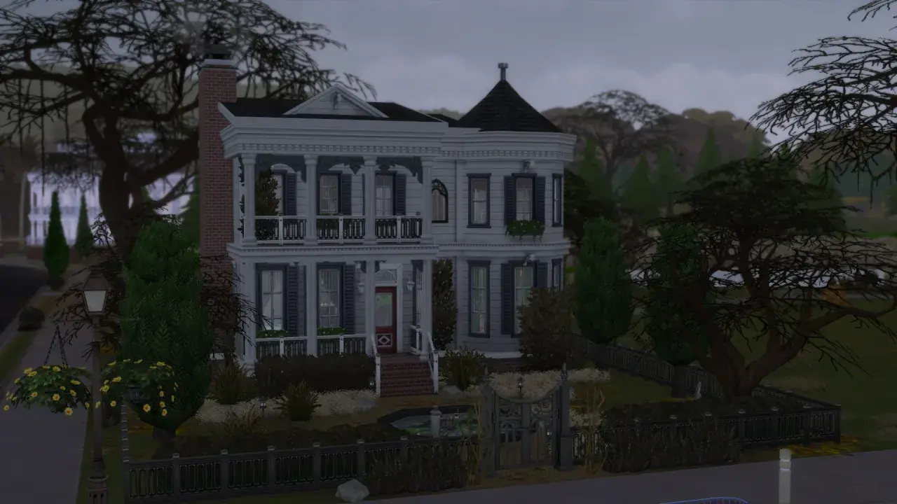 Stary, ponury dom w The Sims 4, gdzie jest nawiedzony dom. Otoczony mrocznym ogrodem i drzewami.