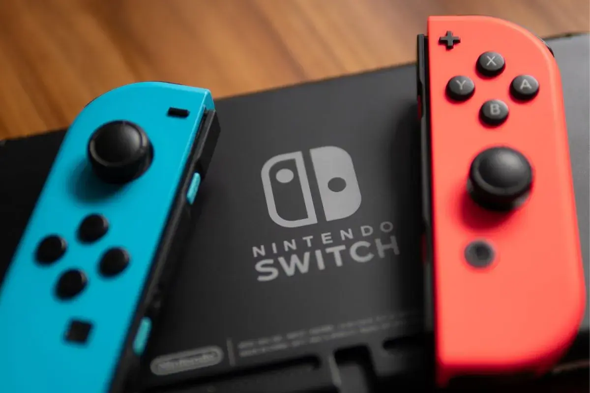 Niebieski i czerwony Joy-Con na konsoli Nintendo Switch. Czas na najlepsze gry na Nintendo Switch!