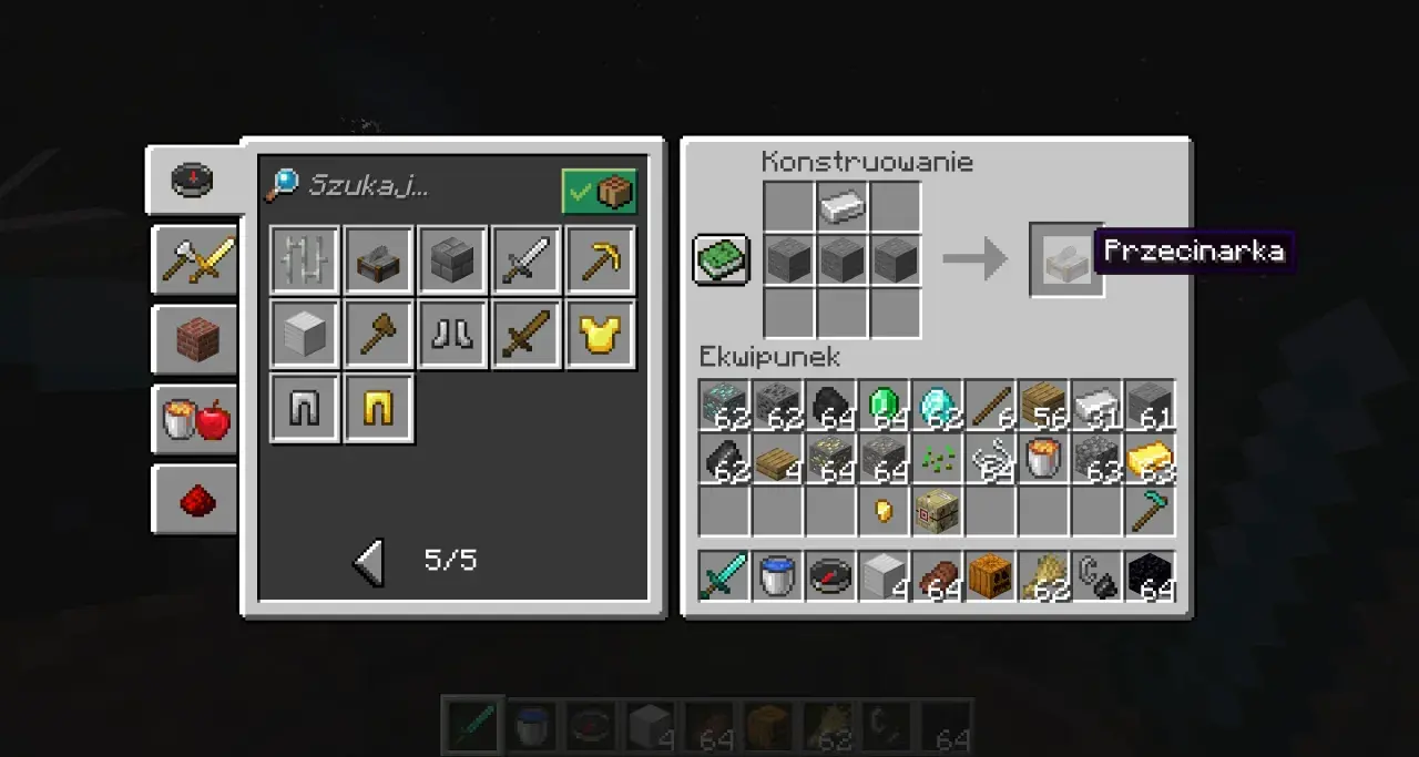 Gracz tworzy w grze Minecraft przecinarkę, używając żelaza i kamienia. W ekwipunku widać kamień szlifierski mc.