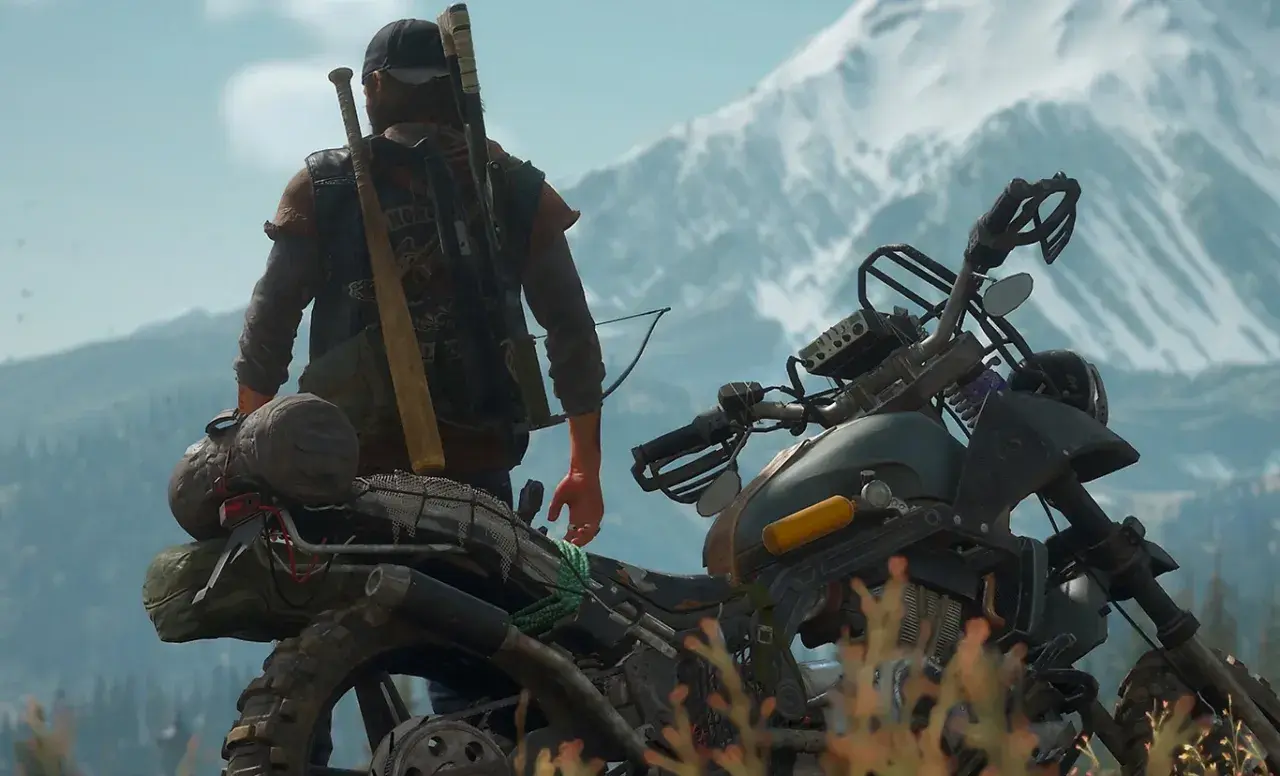 Motocyklista z łukiem i kijem baseballowym na tle gór. Czy będzie Days Gone 2?