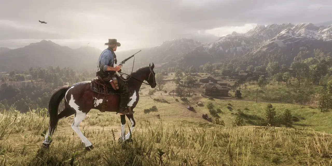 Kowboj na koniu z karabinem, patrzący na dolinę z osadą. To ujęcie z gry Red Dead Redemption 2 poradnik.