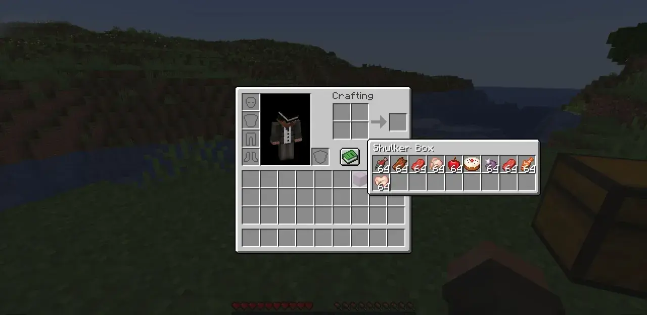 Widok ekwipunku w grze Minecraft. Otwarty Shulker Box zawiera różne rodzaje mięsa, jabłka, ciasto i jagody.