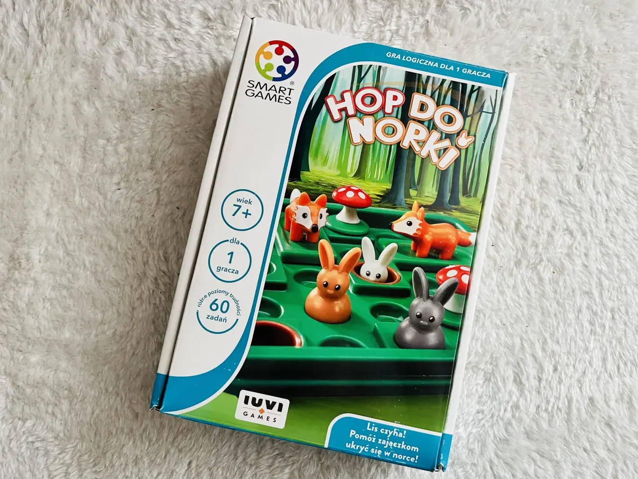 Gra logiczna "Hop do norki" od Smart Games. Pomóż zajączkom ukryć się przed lisem, rozwiązując 60 zadań.