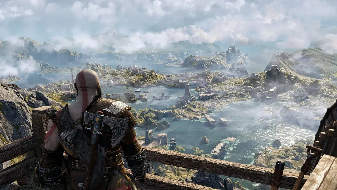 Kratos spogląda na rozległy, mglisty krajobraz. Zastanawiasz się, ile trwa fabuła God of War Ragnarök, przemierzając te krainy.