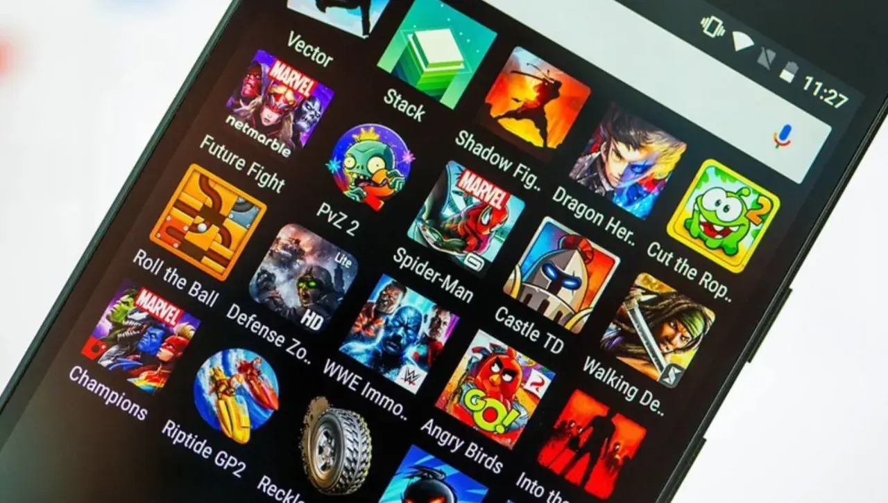 Ekran smartfona z ikonami gier, w tym Marvel Future Fight, PvZ 2, Spider-Man, Angry Birds. Najlepsze gry online wiadomości.