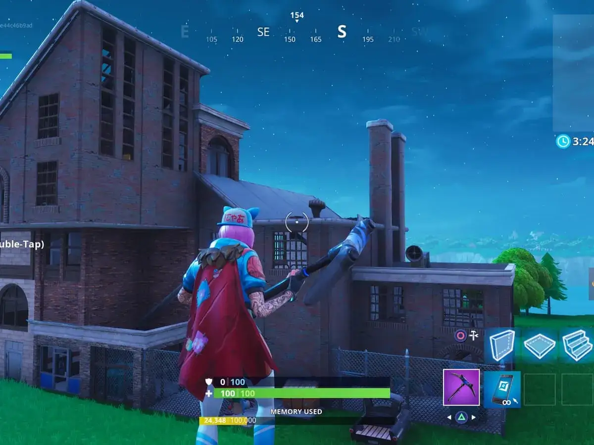 Postać w grze Fortnite stoi przed ceglanym budynkiem. W tle nocne niebo i drzewa.