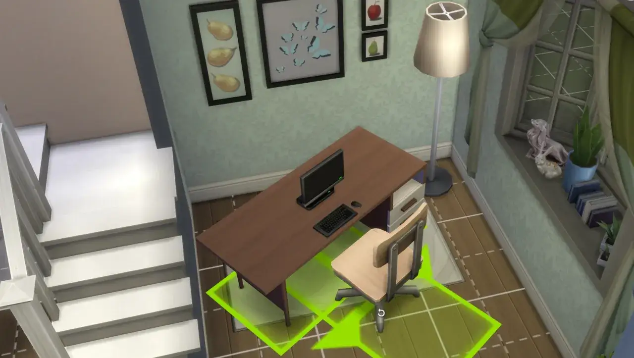 Biurko z komputerem i krzesłem, gotowe do obracania przedmiot&oacute;w w Sims 4. Obok schody i okno z ozdobami.