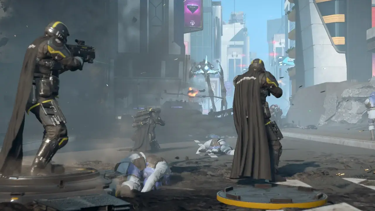 Helldivers 2 na PS5: żołnierze w czarnych płaszczach walczą w zniszczonym mieście, strzelając do wrog&oacute;w.