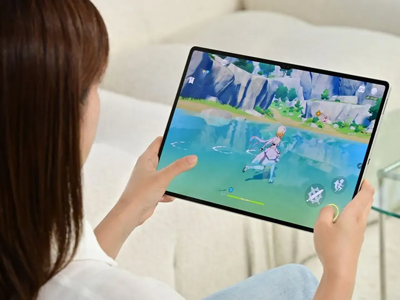 Kobieta gra w jedną z najlepszych gier na tablet, eksplorując wirtualny świat.