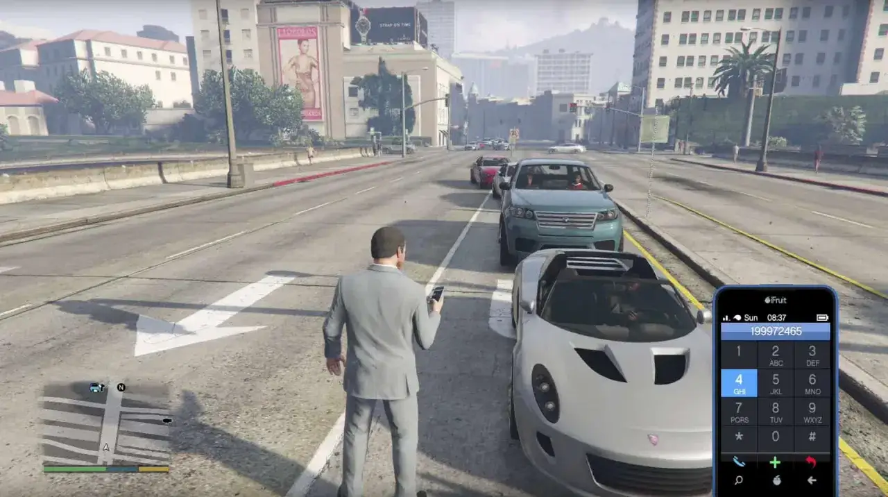 Gracz w GTA 5 na PS4 wpisuje na telefonie kod na nieśmiertelność, stojąc obok sportowego auta w ruchu ulicznym.