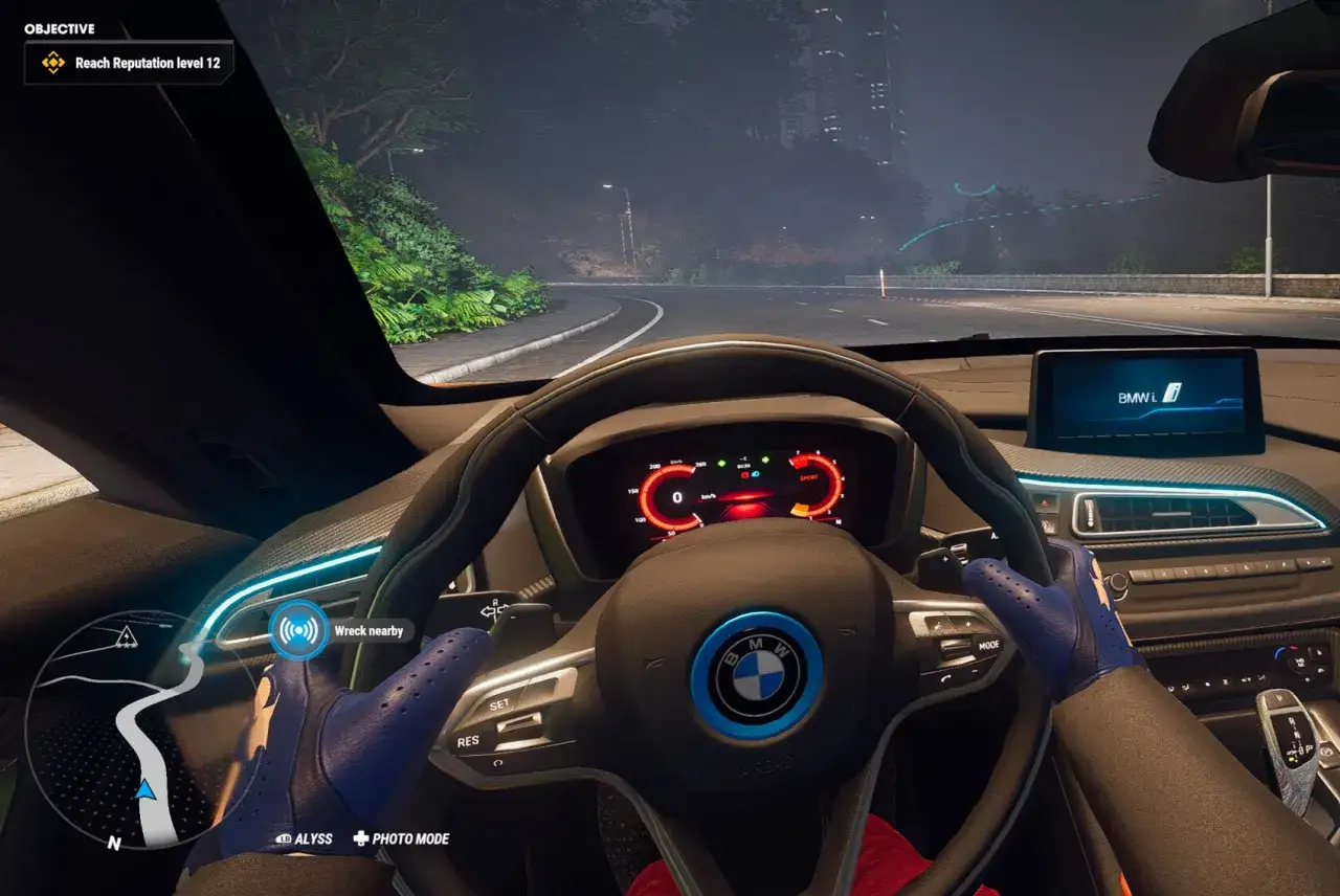 Wirtualny test drive BMW i8 w grze Test Drive Unlimited. Nocna jazda po krętej drodze, cel: osiągnąć 12 poziom reputacji.