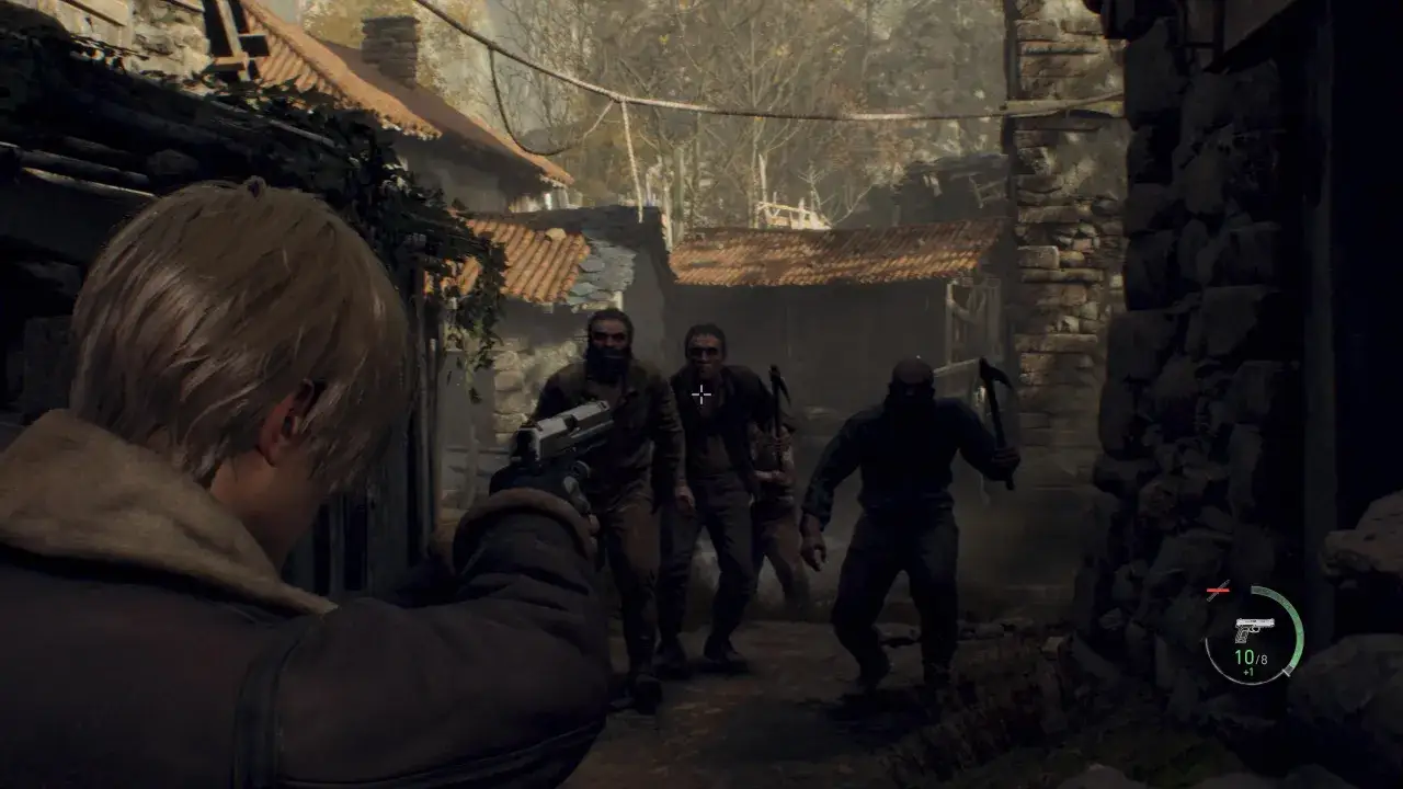 Leon celuje z pistoletu w grupę wrogów w mrocznej wiosce. To scena z gry Resident Evil 4 PS5.